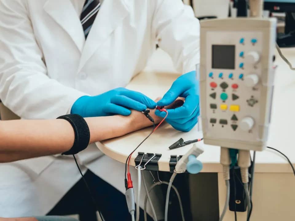 Gdzie zrobić badanie EMG na NFZ? Sprawdź dostępne miejsca i proces