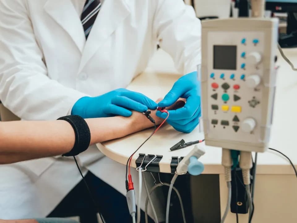 Gdzie zrobić badanie EMG na NFZ? Sprawdź dostępne miejsca i proces