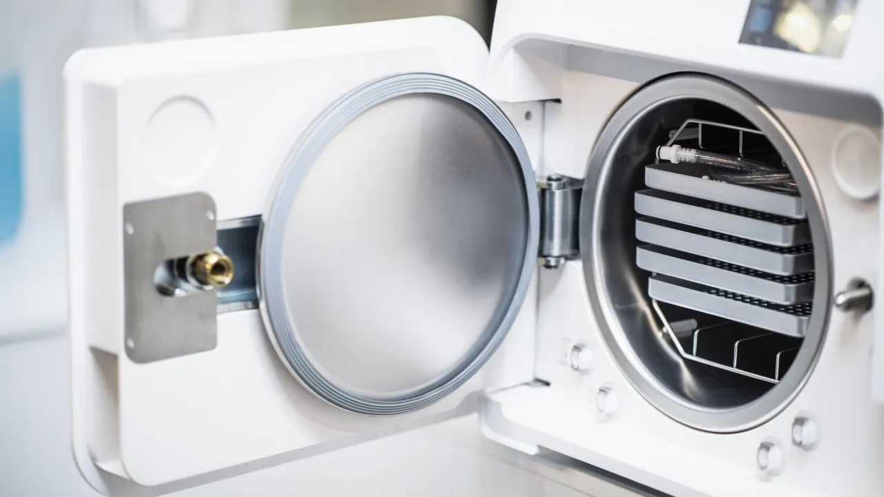 Ile zarabia sterylizator medyczny? Poznaj realia wynagrodzeń w branży