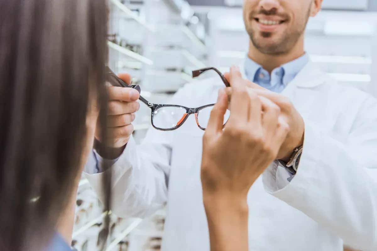 Komu przysługuje zniżka na okulary z nfz? Sprawdź, kto może skorzystać