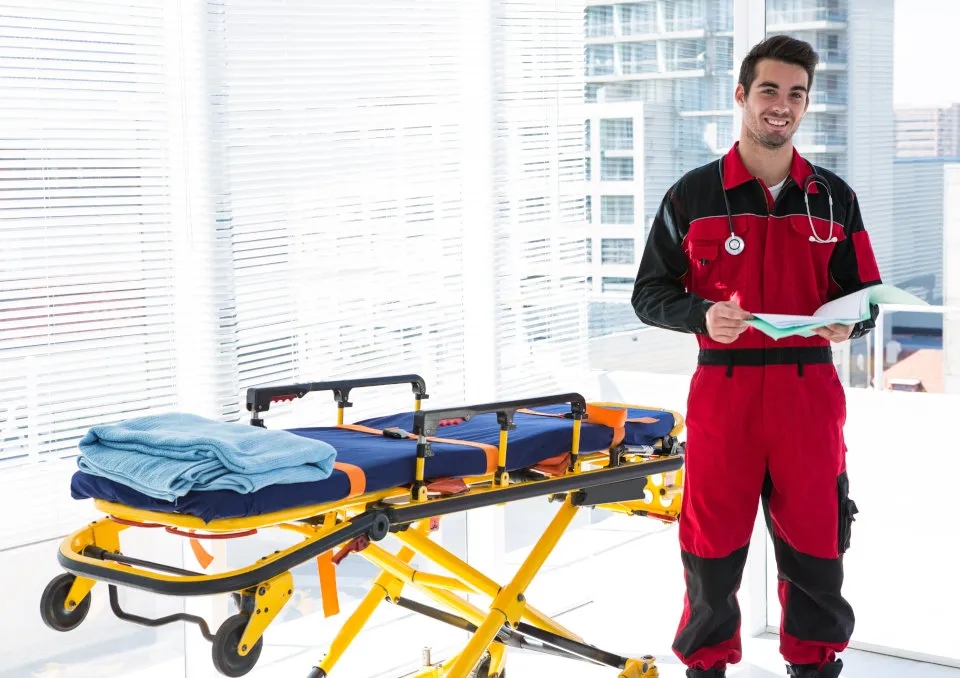 Co robi ratownik medyczny? Poznaj kluczowe zadania i umiejętności