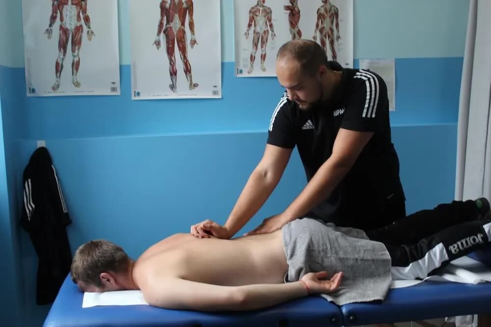 Jak długo trwa rehabilitacja po operacji kręgosłupa lędźwiowego? Oczekiwania i realia