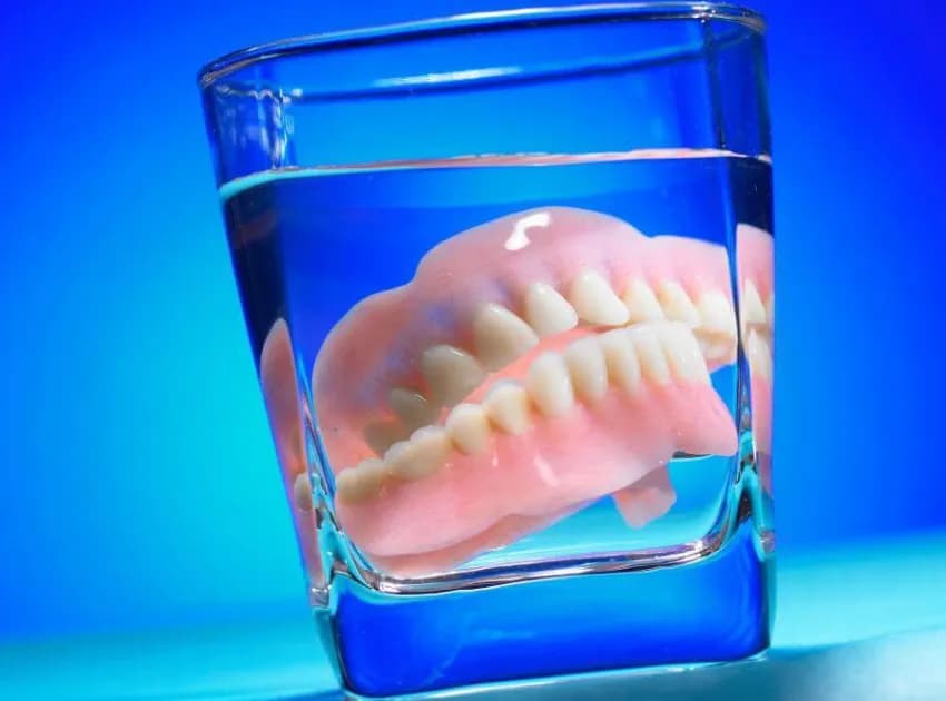 Czy NFZ refunduje protezy zębowe? Sprawdź, co musisz wiedzieć