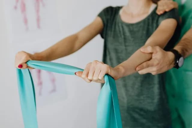 Kto może wystawić skierowanie na rehabilitację? Sprawdź, jak uzyskać pomoc