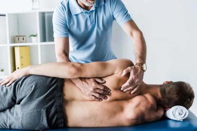Na czym polega rehabilitacja kręgosłupa i jak może zmniejszyć ból?
