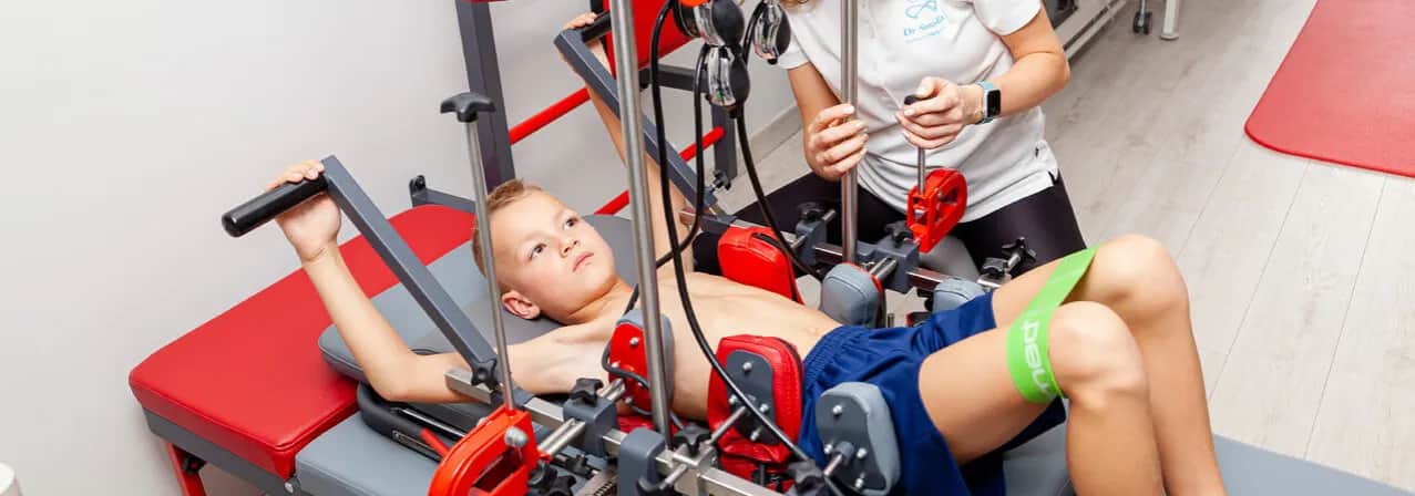 Ile trwa rehabilitacja skoliozy? Kluczowe czynniki wpływające na czas terapii