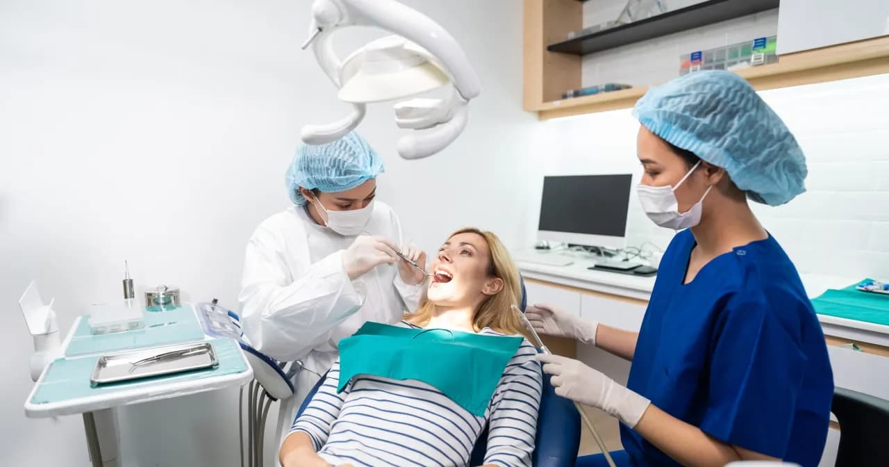 Ile kosztuje biała plomba na NFZ? Ceny, które mogą zaskoczyć